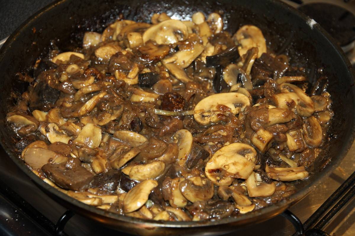 Как правильно обрабатывать, варить и жарить грибы сыроежки: лучшие рецепты грибных блюд. грибной заливной пирог, грибной гороховый суп, салат, мясной рулет, рис с сыроежками: рецепт