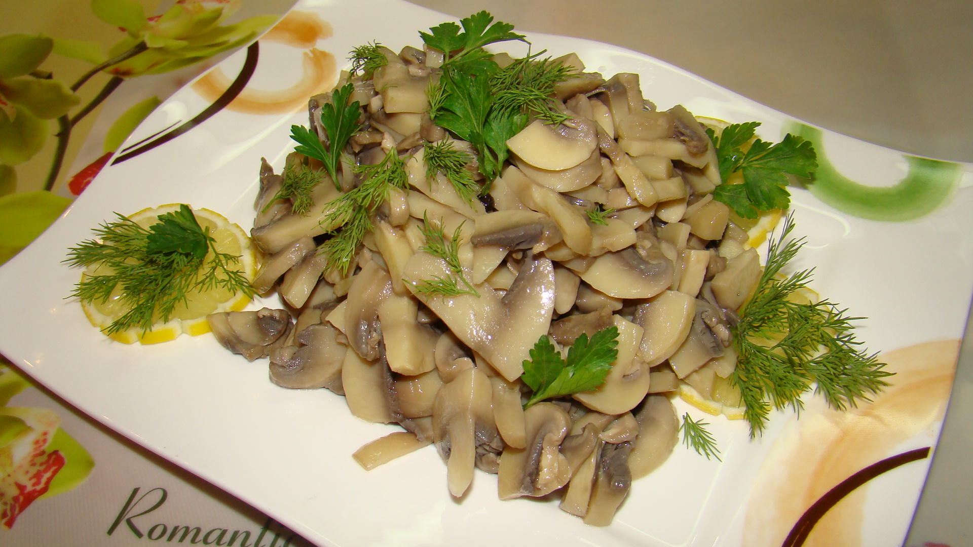 Салат из грибов, картофеля и соленых огурцов. праздничные салаты
