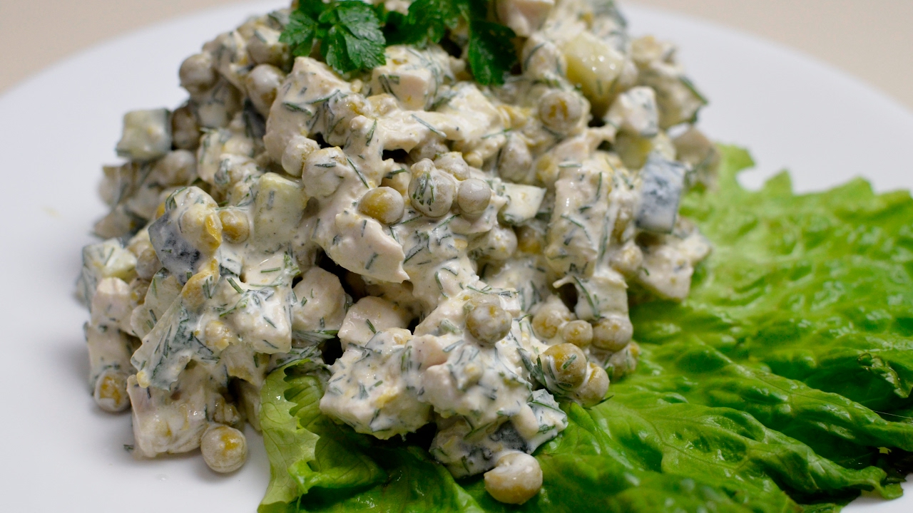 Картофельный салат с грибами и зеленым горошком