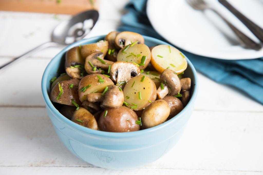 Салат с маринованными грибами и картофелем - 5 пошаговых фото в рецепте