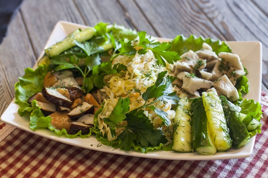 Салат с солеными груздями: вкусные рецепты с фото пошагово, с курицей, слоеный, видео