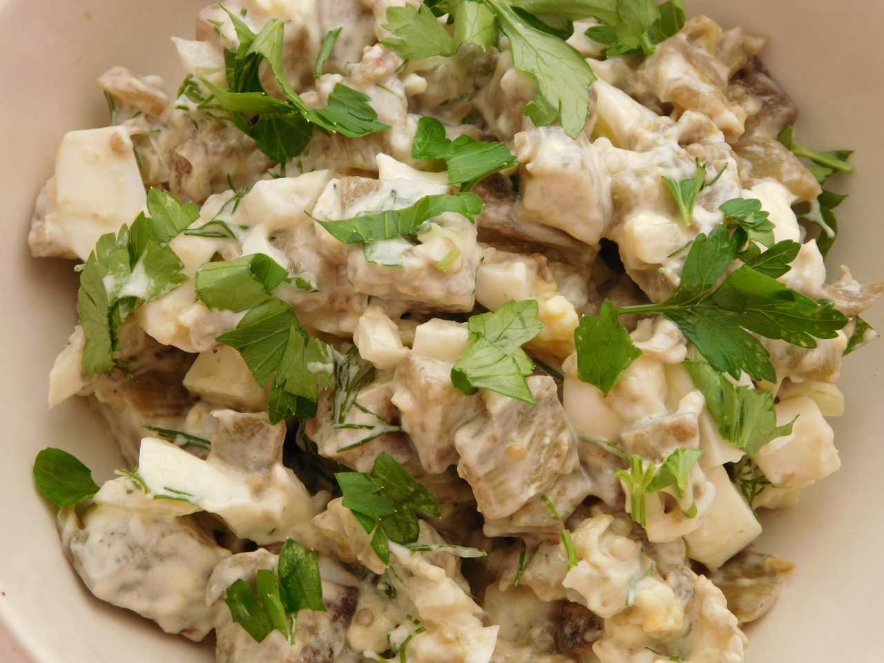 Салат с сушеными грибами - подборка популярных рецептов