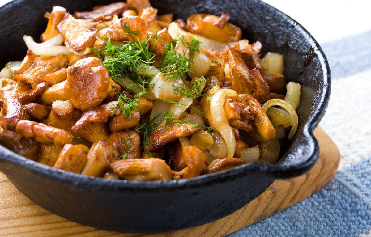 Картошка с грибами на сковороде: 7 рецептов приготовления