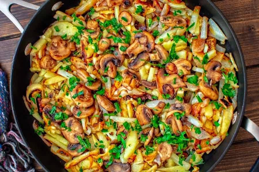 Картошка жареная на сковороде, 6 рецептов с грибами и луком