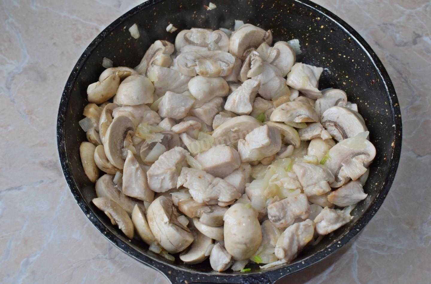 Куриное филе с грибами в сметане на сковороде. очень быстро!