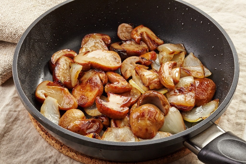 Жареные сыроежки с картошкой: как приготовить, рецепты с фото, видео