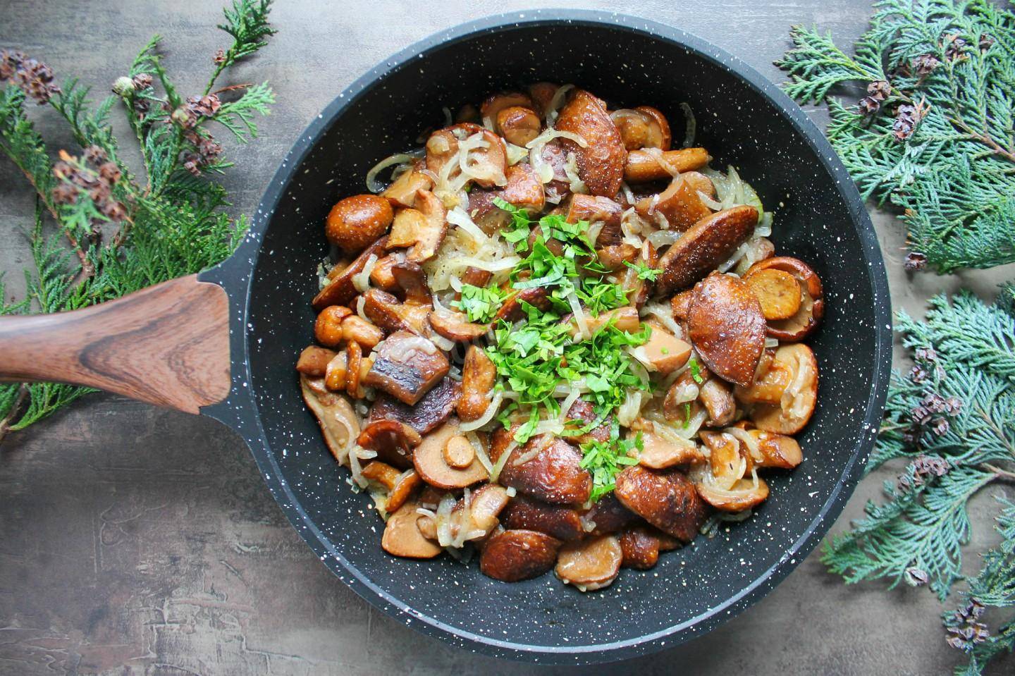 Жареная картошка с грибами маслятами замороженными. простой рецепт жареных маслят с картошкой. как мы будем готовить