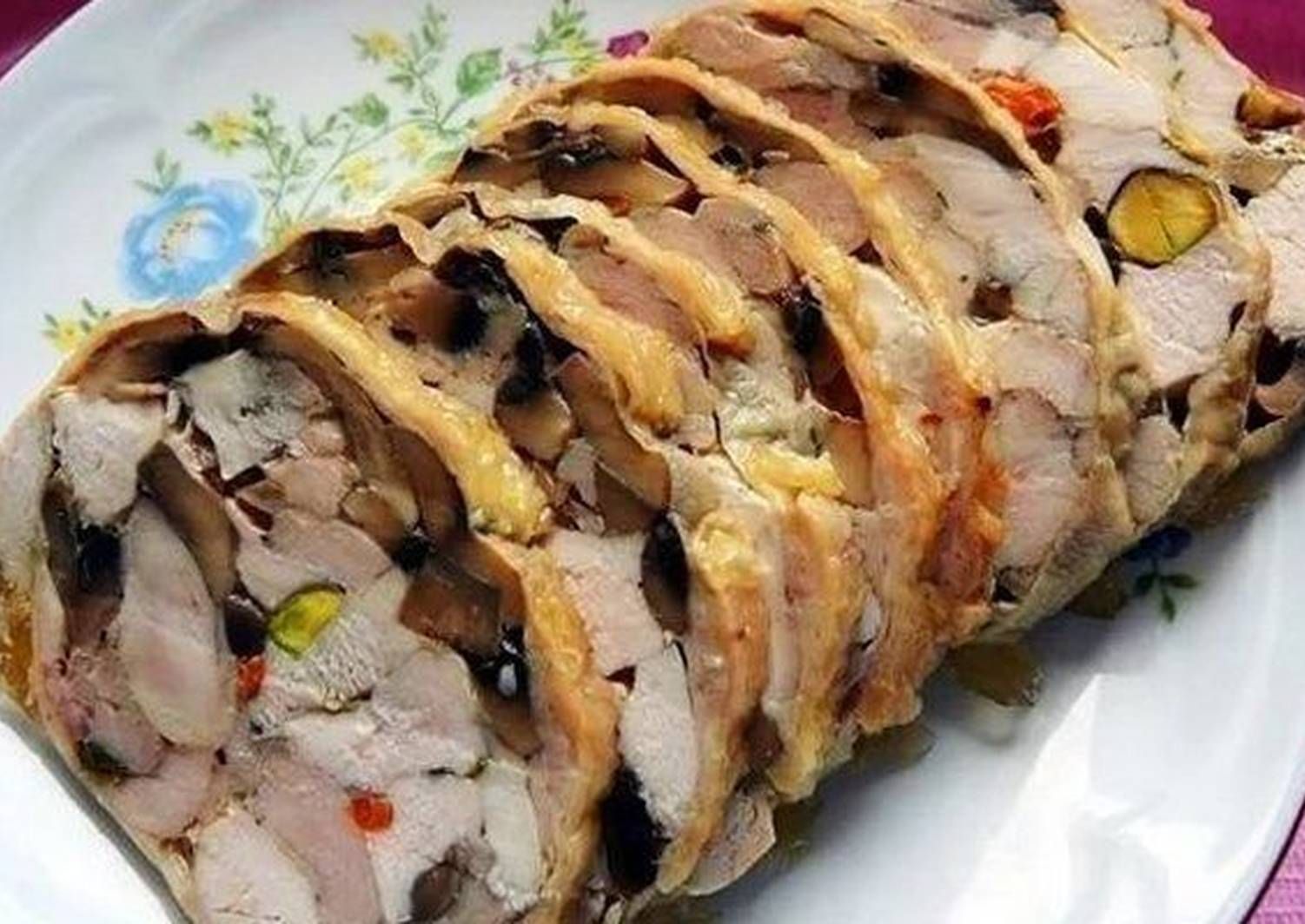 Праздничный мясной рулет