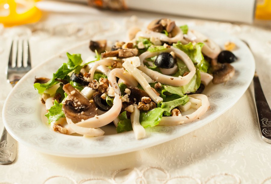 Салат с кальмарами: 11 вкуснейших рецепта салата с майонезом и без