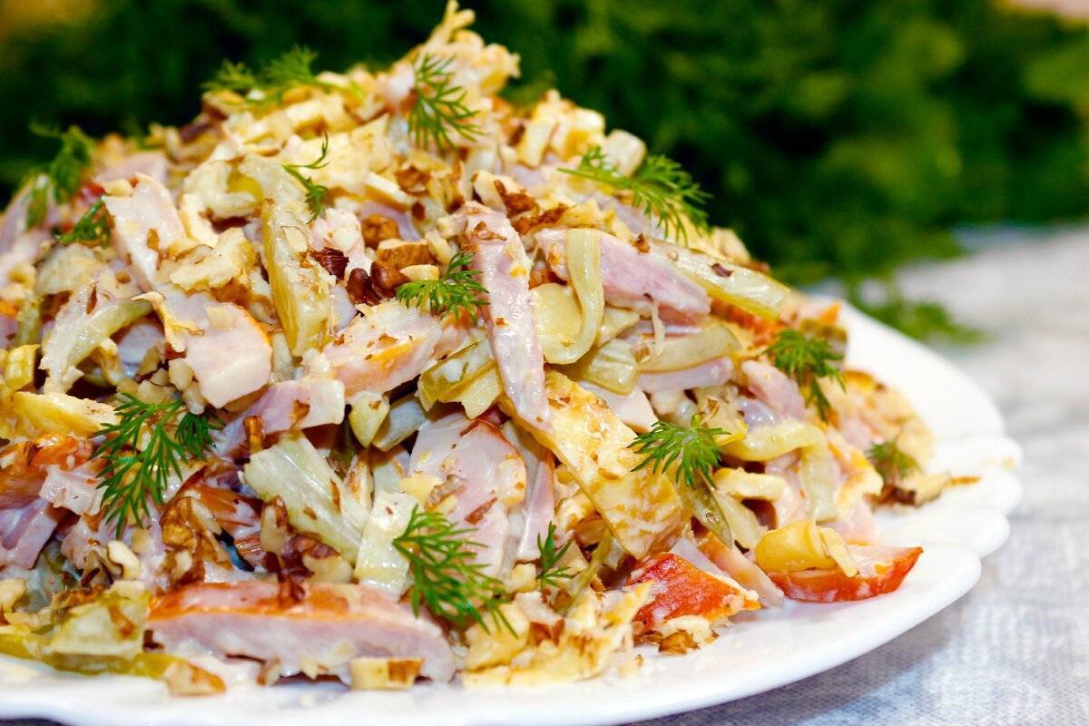 Салат с курицей и грибами: вкусные рецепты на праздничный стол