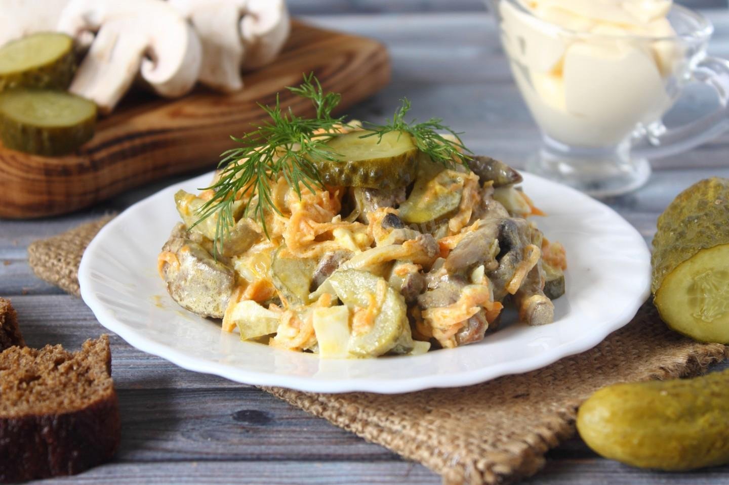 Салат с шампиньонами и солеными огурцами: 13 рецептов приготовления с жареными грибами, без майонеза, с орехами с фото в домашних условиях