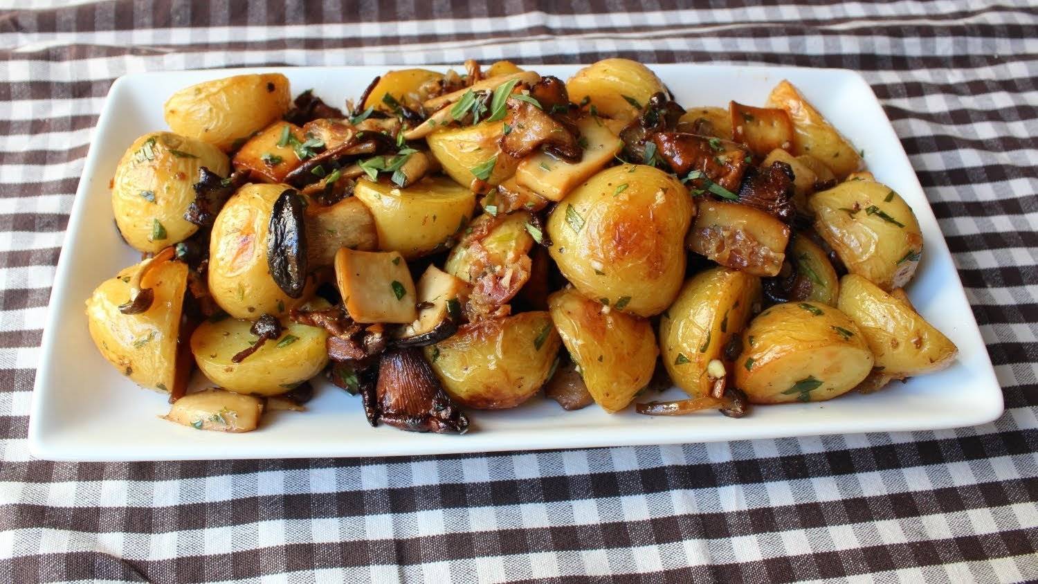 Тушеная картошка с грибами - великолепный гарнир для праздника или повседневного меню: рецепт с фото