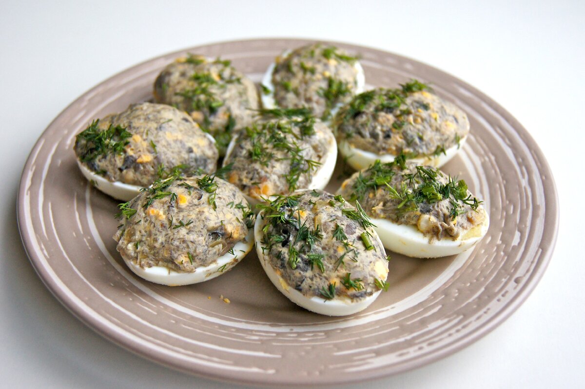 Фаршированные яйца с грибами, рецепт с фото