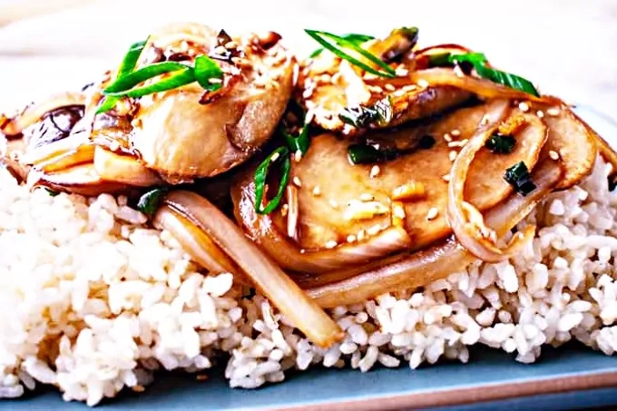 Грибы эноки рецепт на сковороде. Корейские грибы Эноки блюда. Грибы Эноки приготовленные корейские. Грибы Эноки блюдо. Корейские грибы готовые.