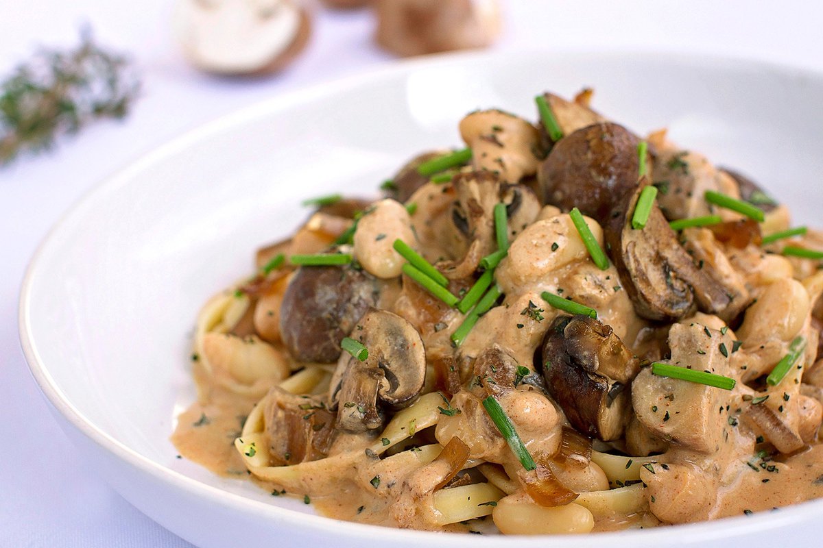 Мясо с грибами в сметанном соусе на сковороде – 10 рецептов с описанием и фото