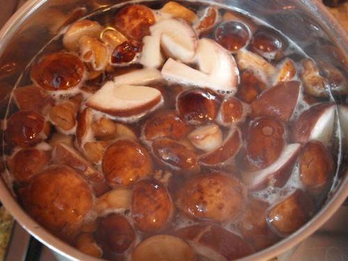 Как и сколько варить грибы перед жаркой, заморозкой, для маринования, супа? как и сколько варить свежие, замороженные и сушеные грибы?