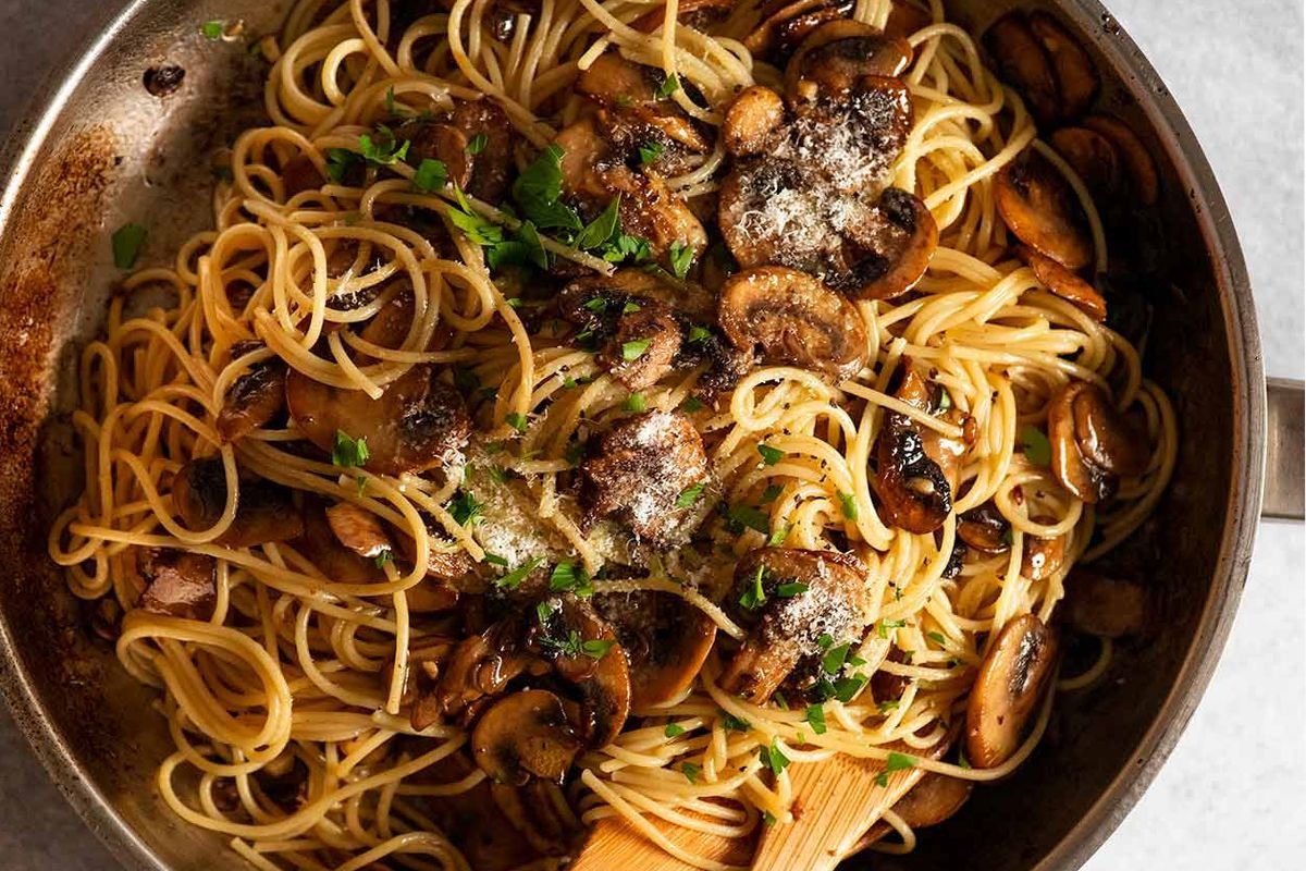 Лапша с шампиньонами рецепт. Спагетти с грибами. Спагетти с куриной печенью. Вермишель с грибами. Макароны с кунжутом.