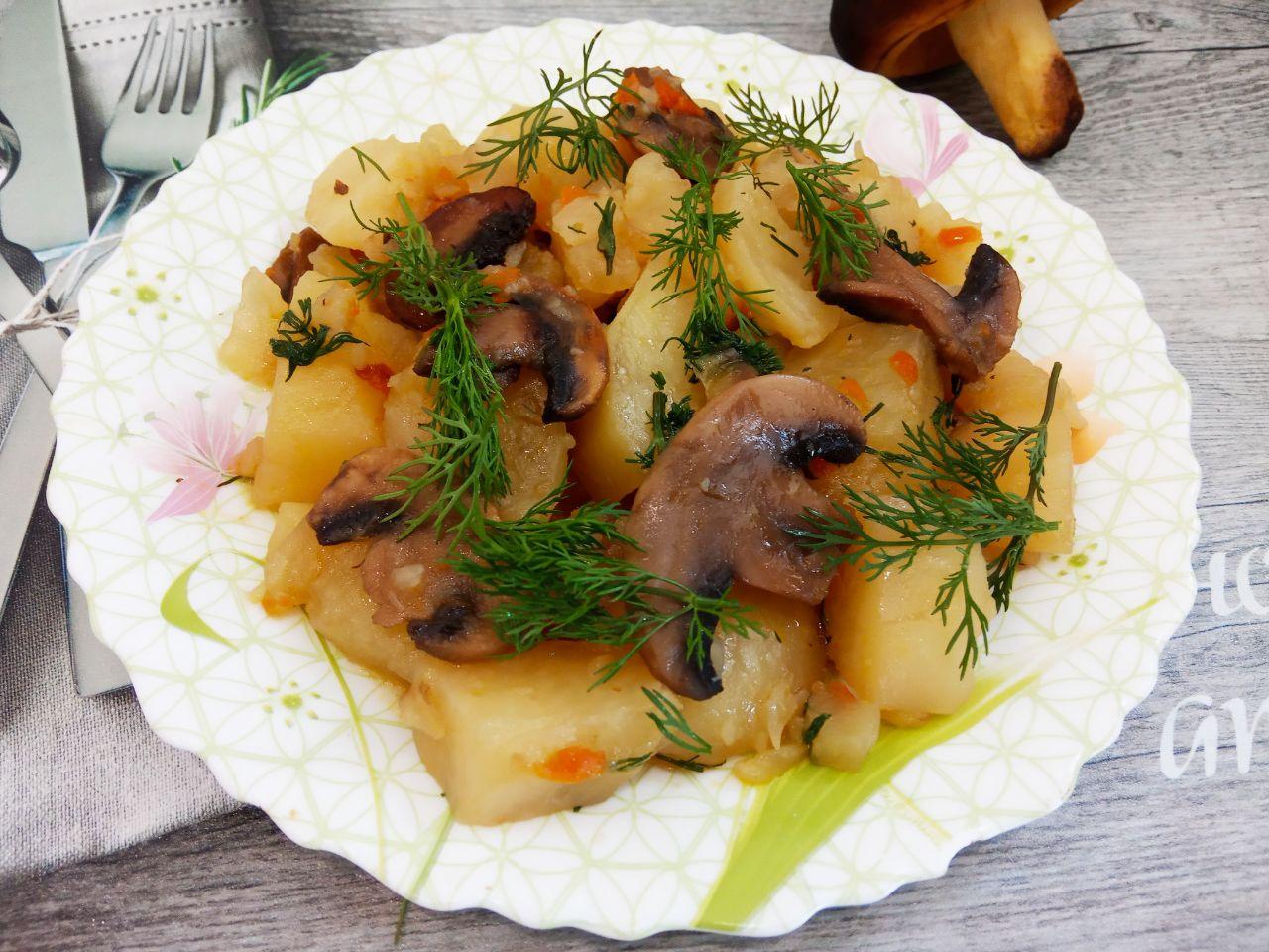 Картофель с грибами в мультиварке. Картошка с грибами. Картофель тушеный с грибами. Тушеная картошка с грибами. Тушеная картошка с шампиньонами.