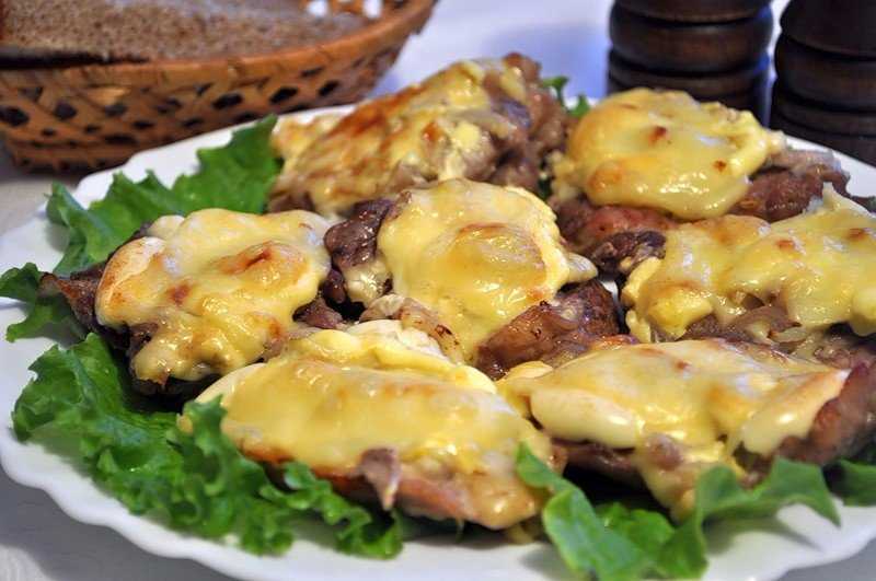 Мясо по-французски в духовке. 10 вкусных рецептов с помидорами и сыром, грибами и картофелем