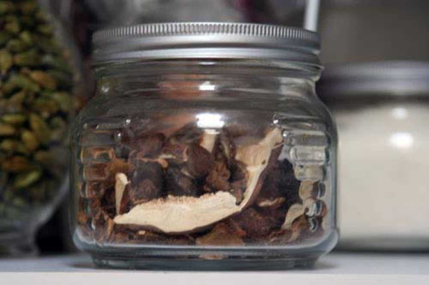 Как хранить сушеные грибы в домашних условиях, оптимальная влажность, температура для высушенных грибов