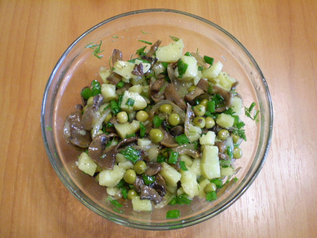 Салат из свежих грибов с зеленым горошком и огурцами