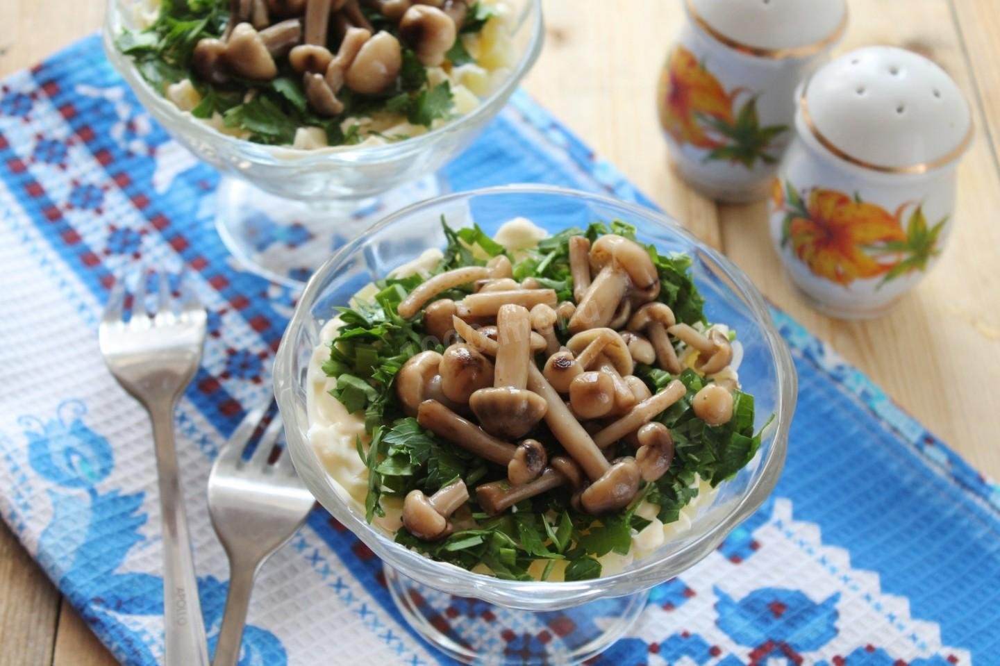 Салат из маринованных грибов с зеленым, горошком. салаты из овощей, фруктов и прочих продуктов
