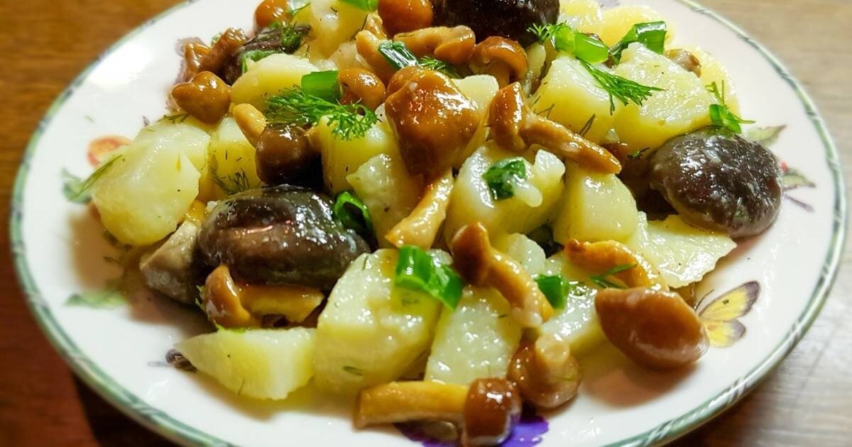 Салат из соленых грибов, огурцов и картофеля