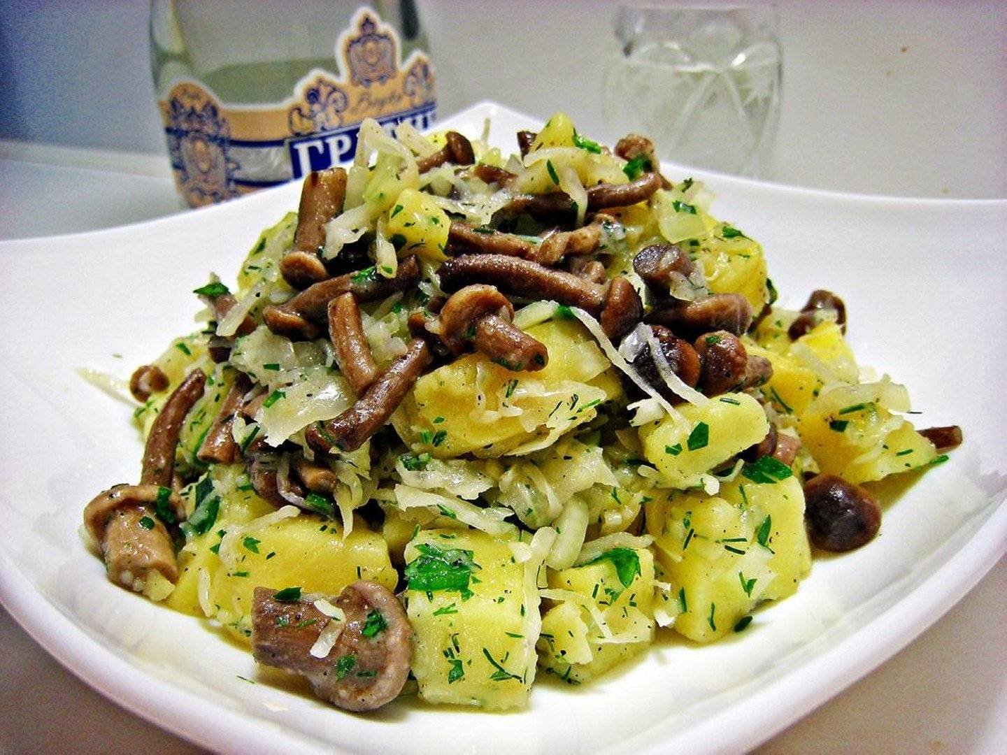 Салат с маринованными грибами и картофелем: 25 рецептов приготовления с фото в домашних условиях