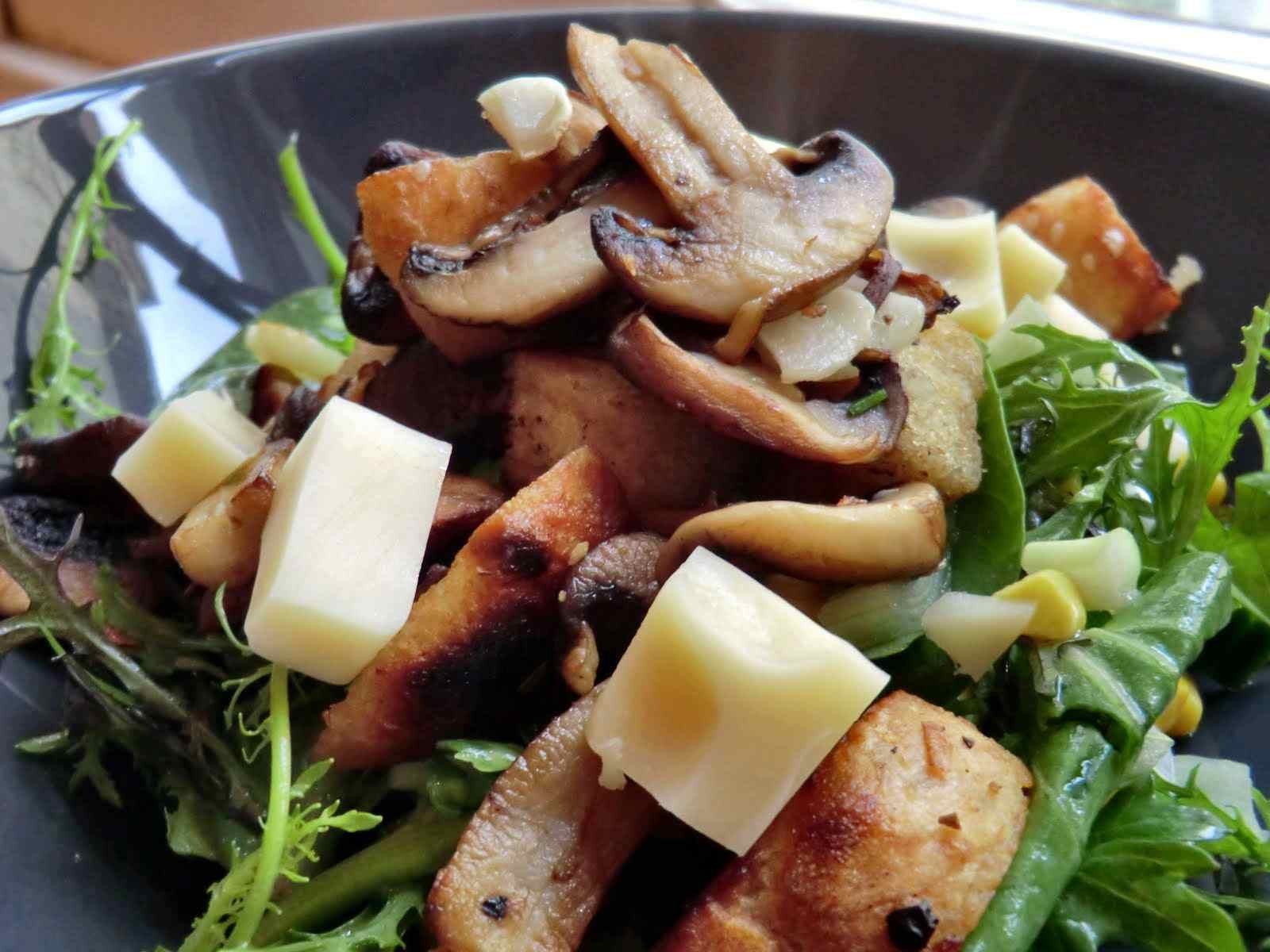 Аппетитный салат с жареными или маринованными грибами и ветчиной