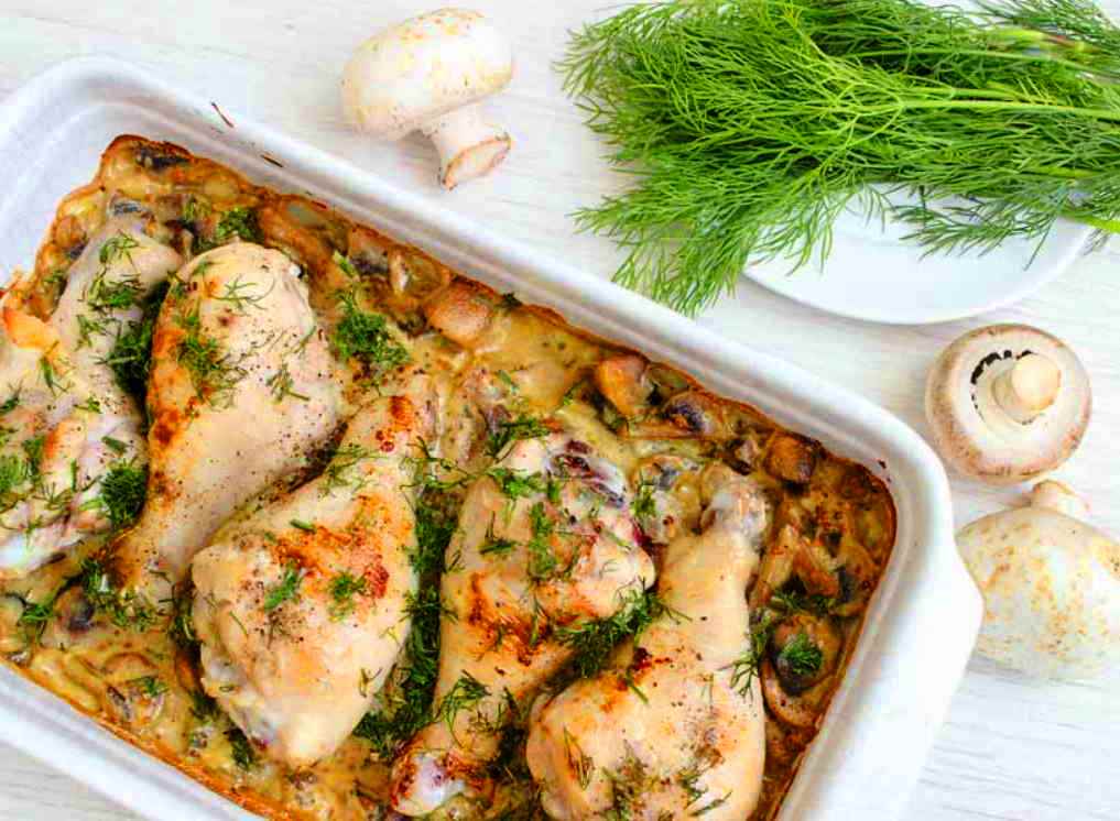 Курица со сметаной и грибами в духовке - простой рецепт с пошаговыми фото