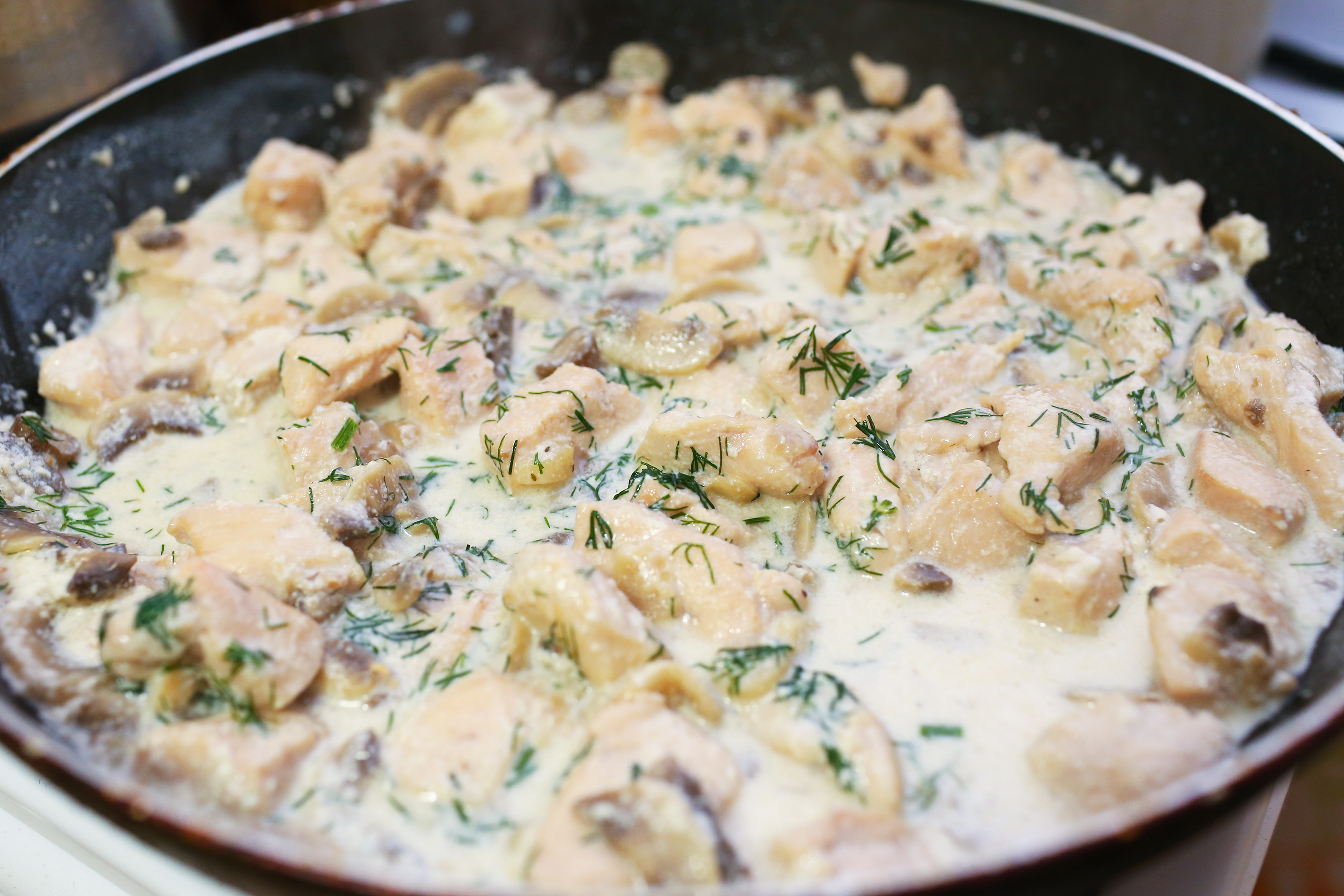 Рецепт курицы с грибами в сметанном и сливочном соусе с фото!