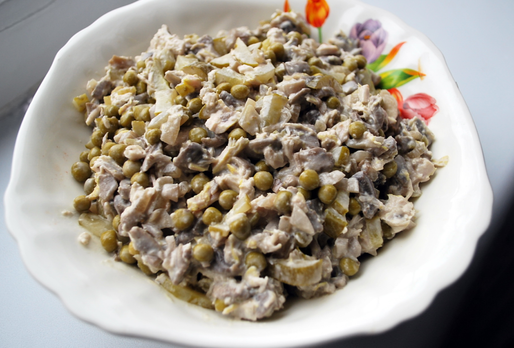 Простые и вкусные салаты с маринованными шампиньонами: фото, пошаговые рецепты закусок с грибами