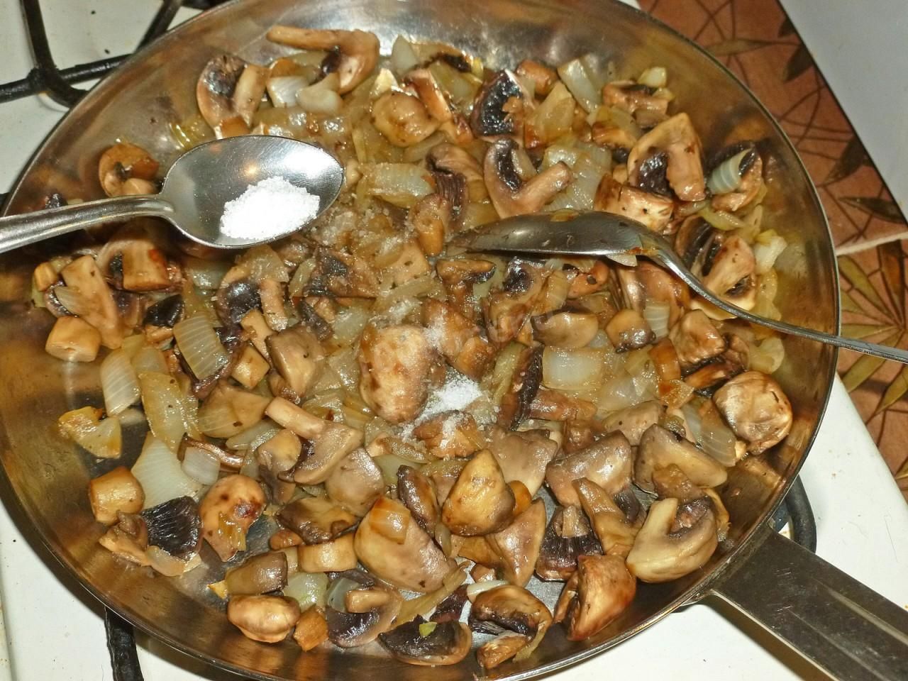 Грибы со сметаной и луком — рецепты на сковороде, как приготовить и пожарить