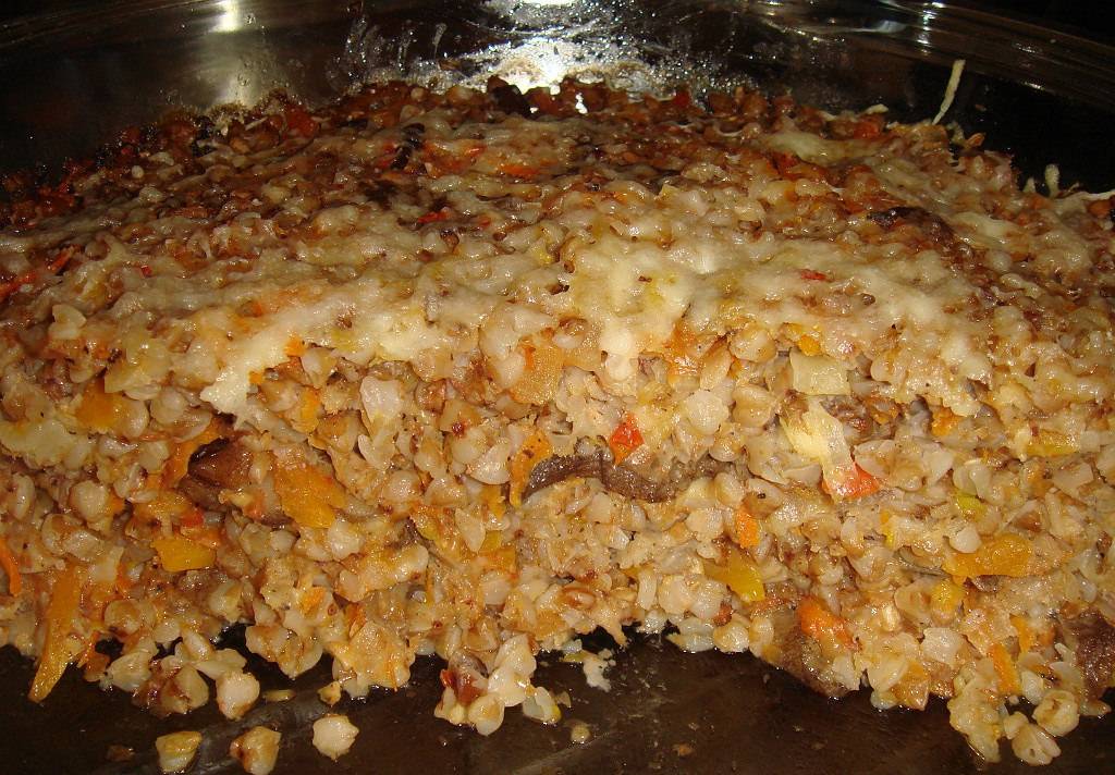 Гречка с мясом и грибами в горшочке в духовке - рецепт с фото