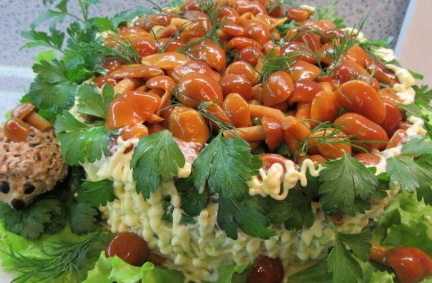 Салат с маринованными опятами — пять лучших рецептов. как правильно и вкусно приготовить салат с маринованными опятами.