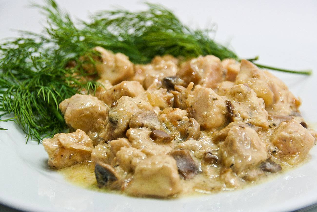 Курица с грибами в сливочном соусе - 47 рецептов приготовления пошагово - 1000.menu
