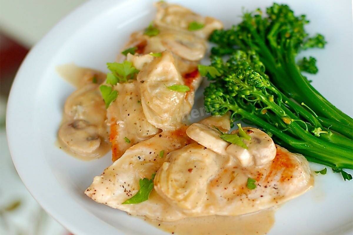 Курица с грибами в сметанном соусе — 8 рецептов как вкусно приготовить на сковороде и в мультиварке