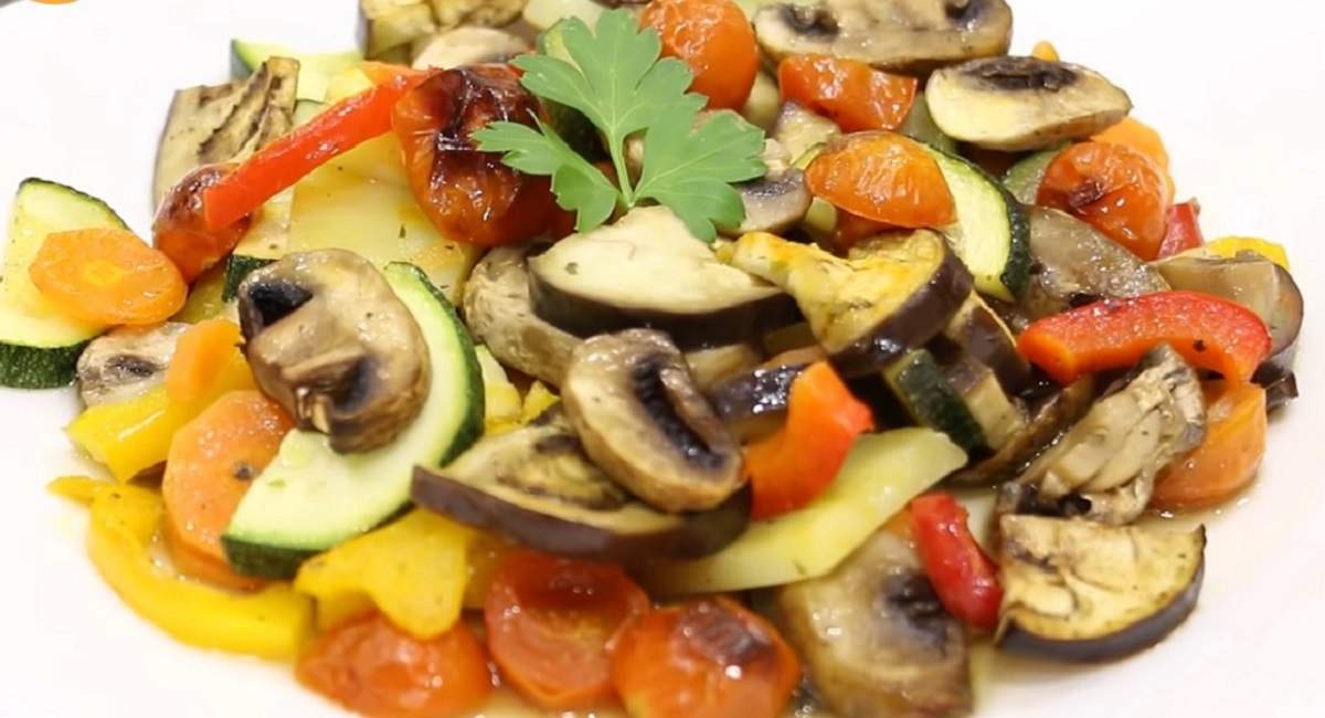 Рецепт овощей с грибами на сковороде. Шампиньоны с овощами. Жареные овощи и грибы. Шампиньоны с овощами на сковороде. Грибы тушеные с овощами.
