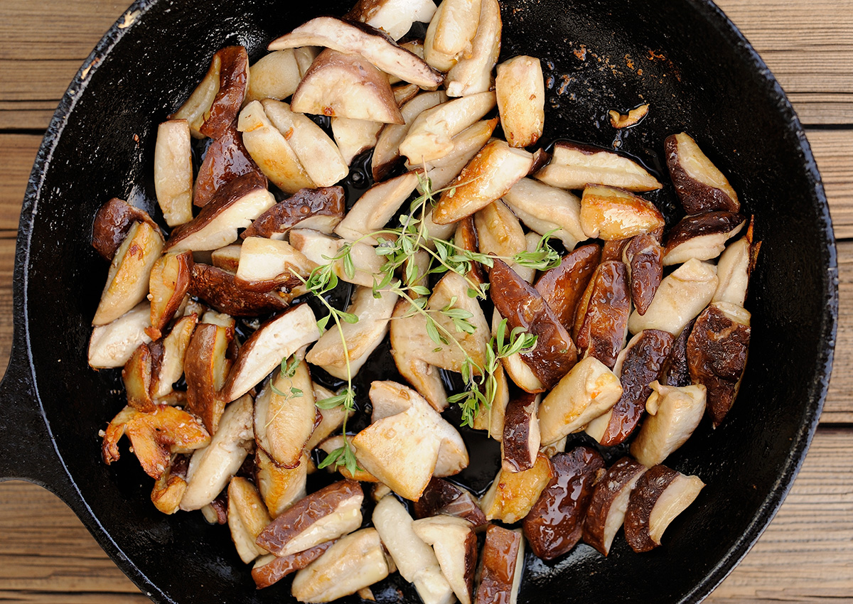 Простые рецепты с грибами на сковороде. Белые грибы жареные. Жареные подберезовики. Жареные грибы на сковороде. Белые грибы обжаренные.