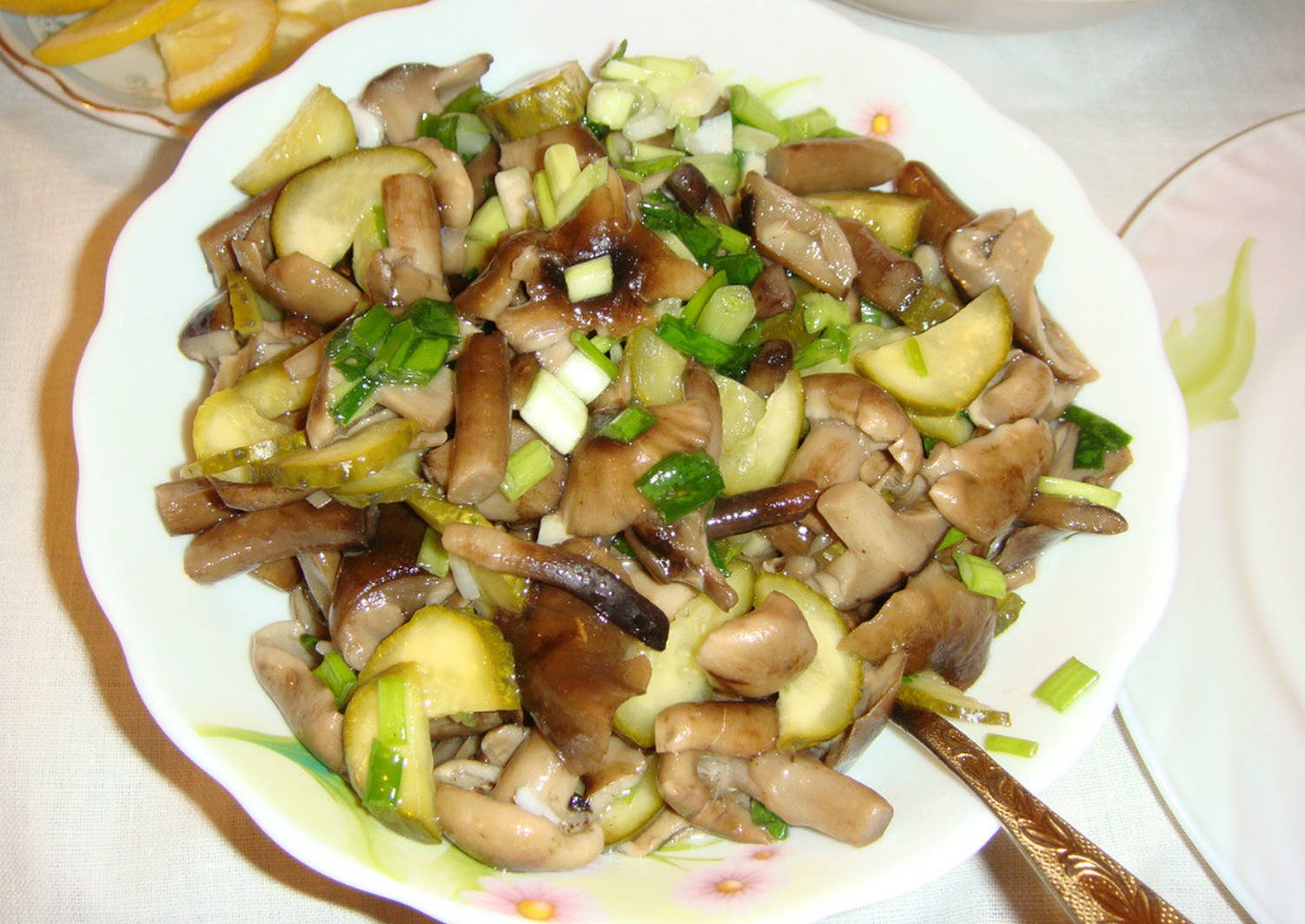 Салат с солеными грибами – 7 вкусных рецептов