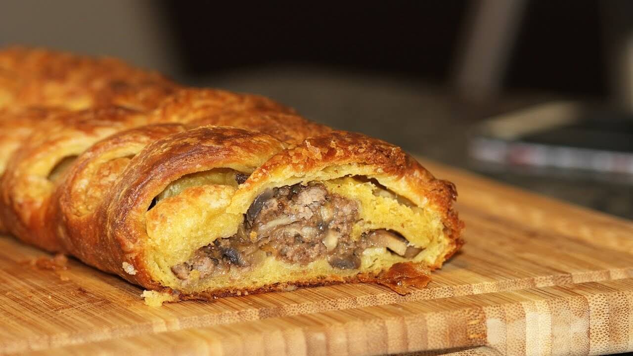Пирог с мясом в духовке пошаговый рецепт с фото из слоеного теста фото
