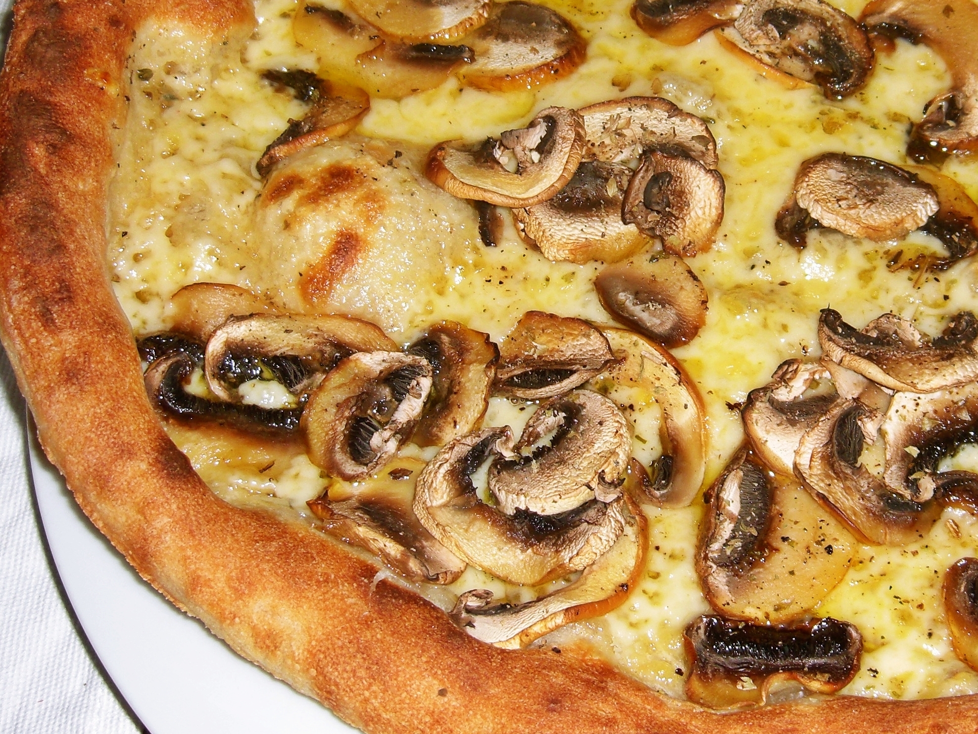 Пицца с грибами и другими ингредиентами: 5 вкуснейших рецептов