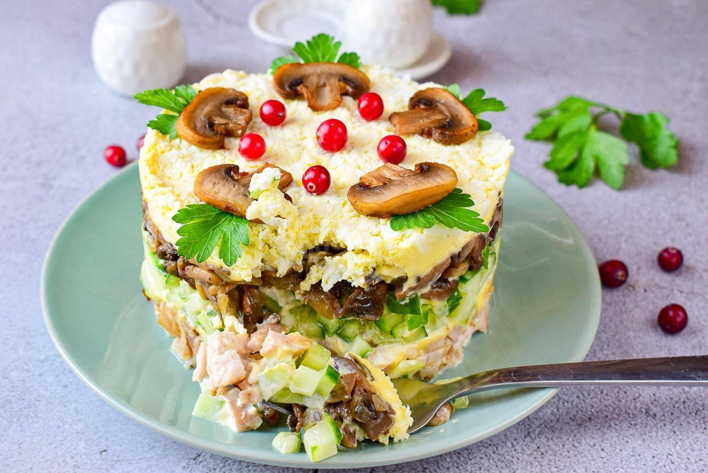 Салат с курицей и жареными грибами на праздничный стол