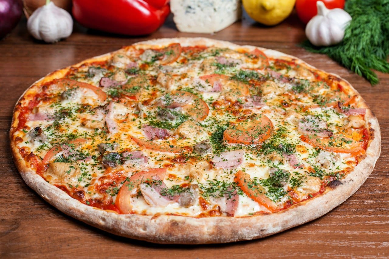 пицца с помидором грибами сыром и колбасой рецепт фото 51